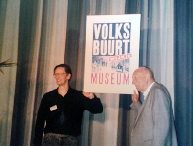 879482 Afbeelding van coördinator Albert van Wersch en stadschroniqueur dr. A. van Hulzen bij de onthulling van het ...